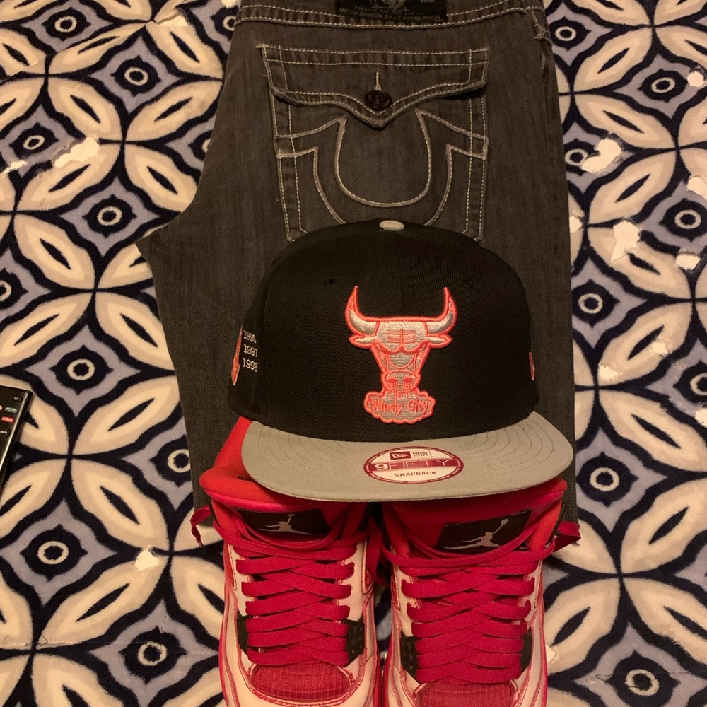 Jordan 4 fire red n summit white and chicago bulls snap back bundle